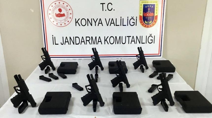 Konya&rsquo;da 7 adet glock marka silah ka&ccedil;ak yolla satılırken ele ge&ccedil;irildi