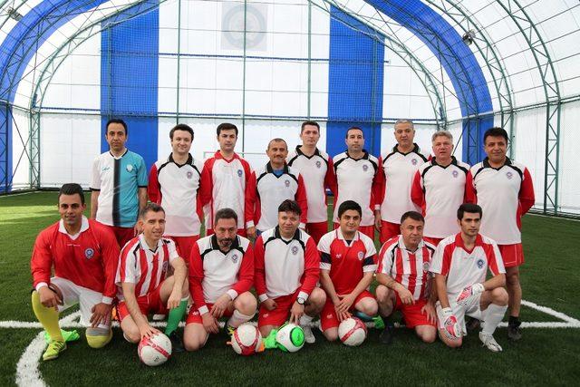 Halı saha ma&ccedil;ında, şehit d&uuml;şen komiser ve eşinin adı halı sahaya verildi 1