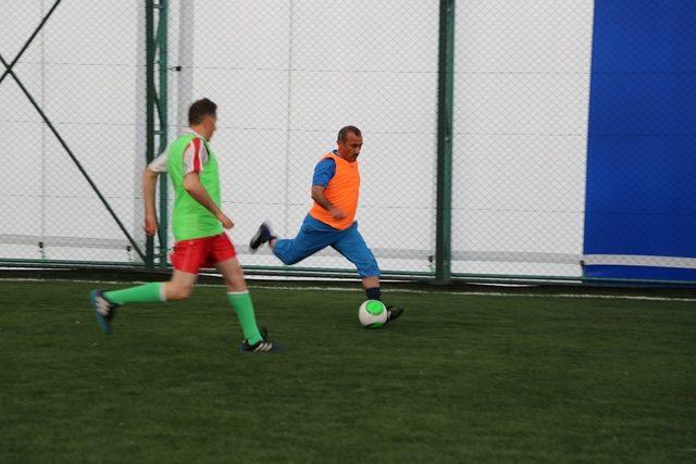 Halı saha ma&ccedil;ında, şehit d&uuml;şen komiser ve eşinin adı halı sahaya verildi 4