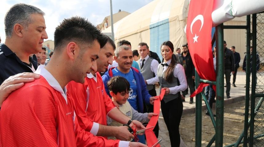 Halı saha ma&ccedil;ında, şehit d&uuml;şen komiser ve eşinin adı halı sahaya verildi