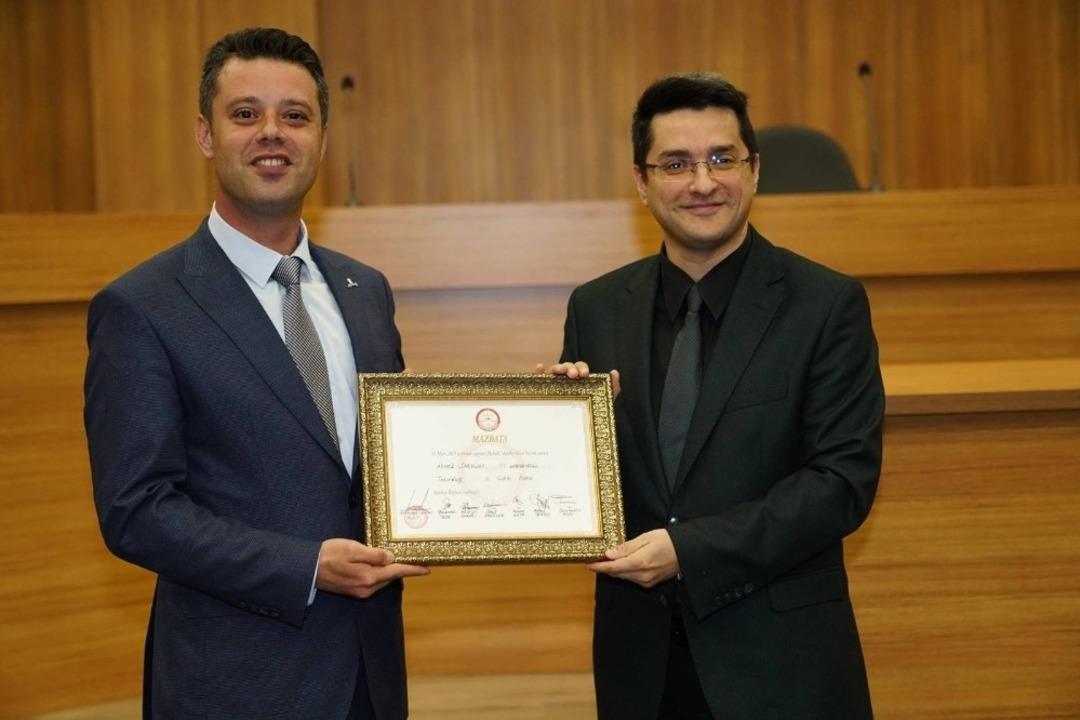 Başkan Sarıkurt ve belediye meclis &uuml;yeleri mazbatalarını aldı