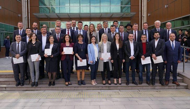 Başkan Sarıkurt ve belediye meclis üyeleri mazbatalarını aldı G2