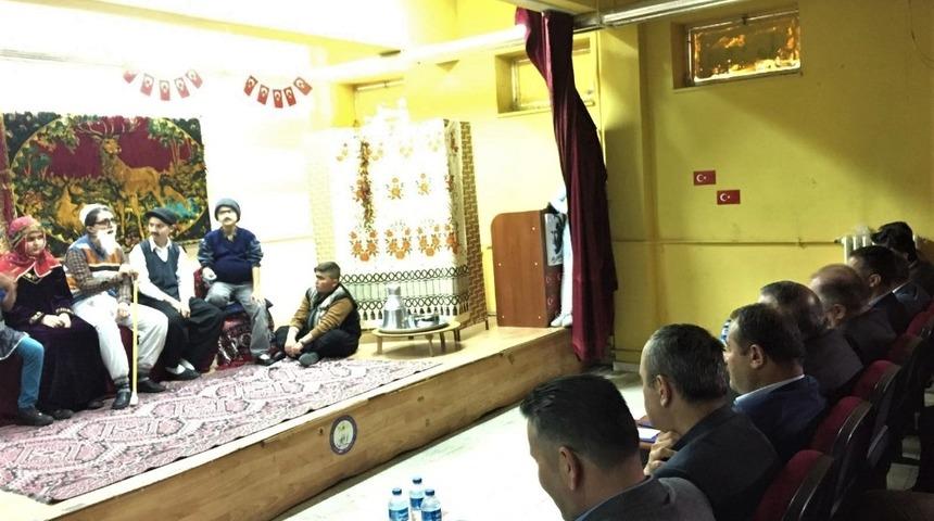 K&ouml;y okulu &ouml;ğrencileri &ldquo;Hayatlı evin hayaleti&rdquo; oyununu sahneledi