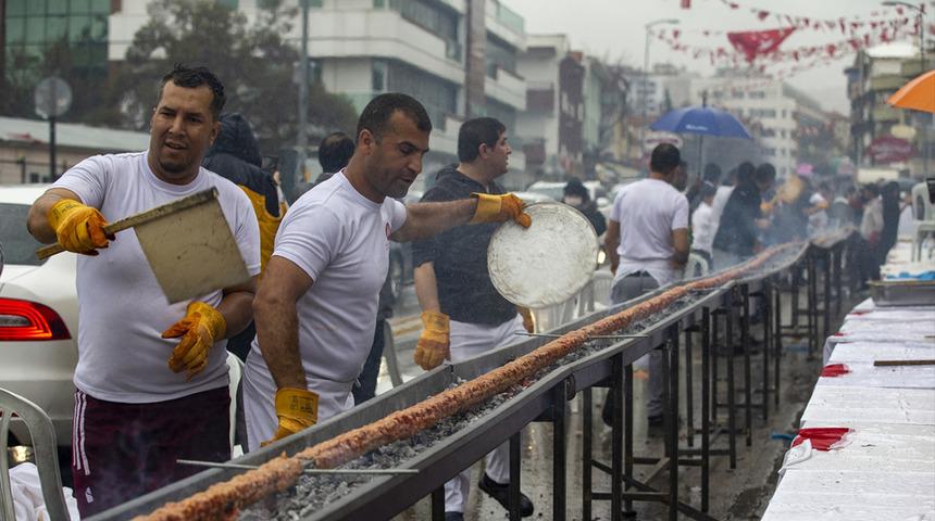 40 metrelik kebap saniyeler içinde tükendi