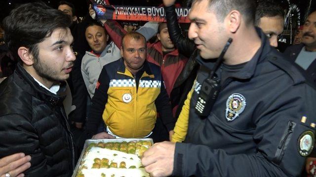 ‘Silahlı kavga’ ihbarına giden polislere pasta sürprizi