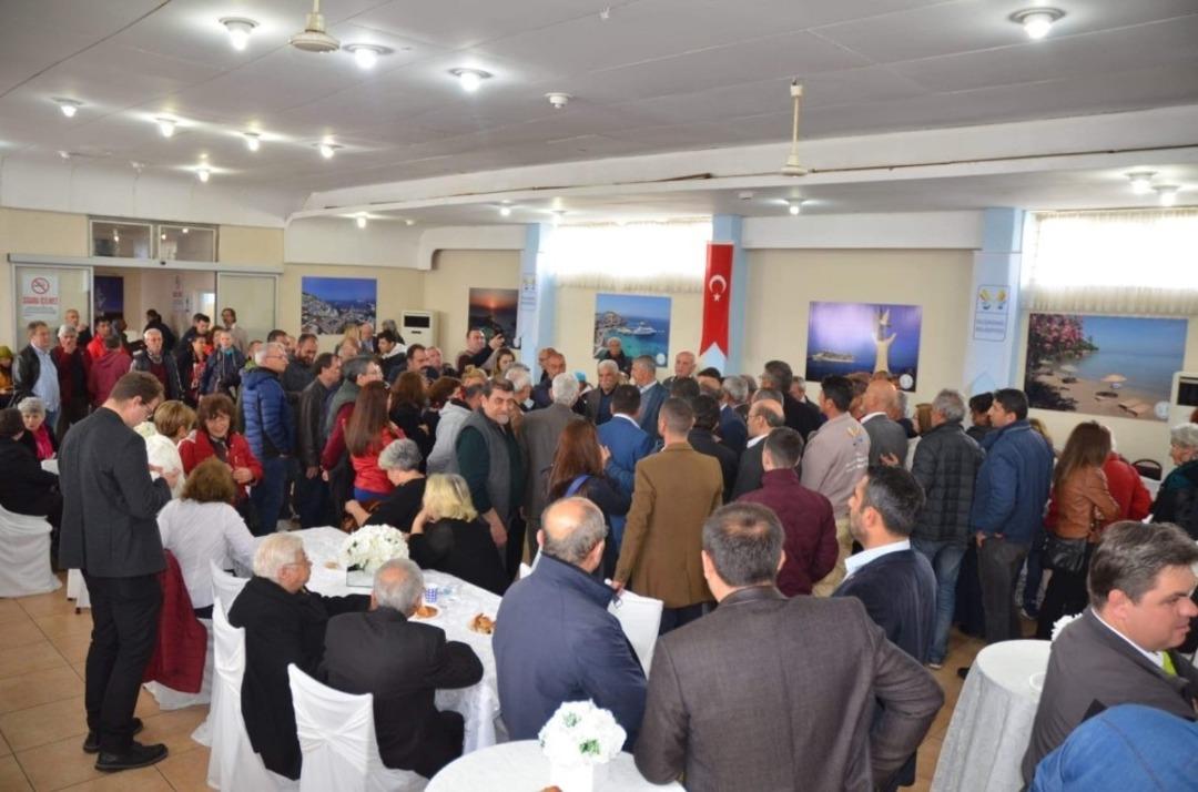 Kuşadası&rsquo;nın yeni başkanı &Ouml;mer G&uuml;nel&rsquo;i 2 g&uuml;nde 10 bin kişi tebrik etti