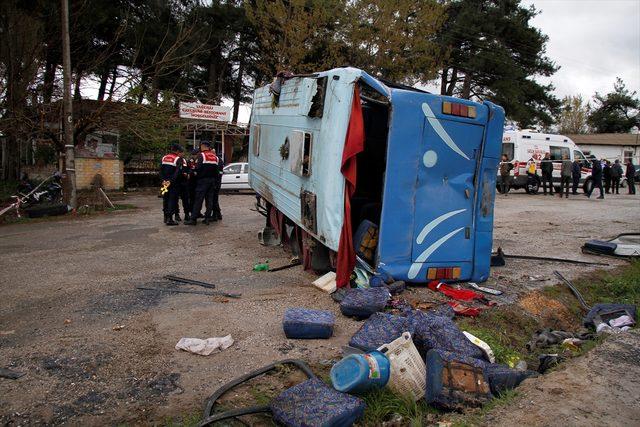 Manisa'da tarım işçilerini taşıyan midibüs kamyonla çarpıştı: 1 ölü, 12 yaralı