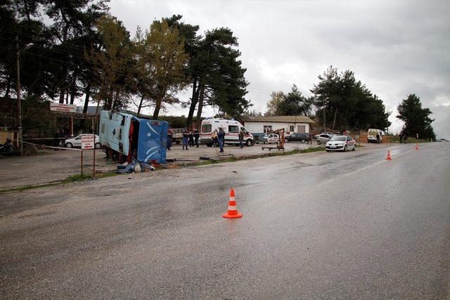 Manisa'da tarım işçilerini taşıyan midibüs kamyonla çarpıştı: 1 ölü, 12 yaralı