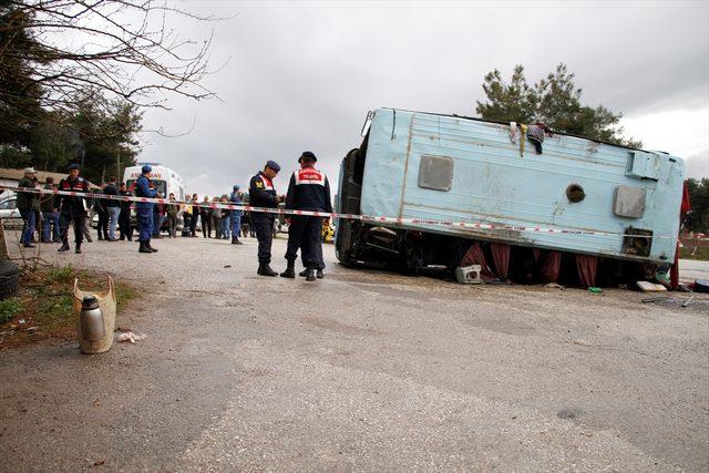 Manisa'da tarım işçilerini taşıyan midibüs kamyonla çarpıştı: 1 ölü, 12 yaralı