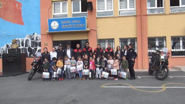 Avcılar'da polis minik öğrencilere oyuncak hediye etti