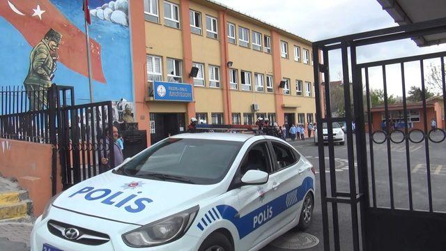 Avcılar'da polis minik öğrencilere oyuncak hediye etti