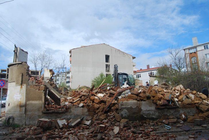 Tehlike saçan metruk ev yıkıldı G2