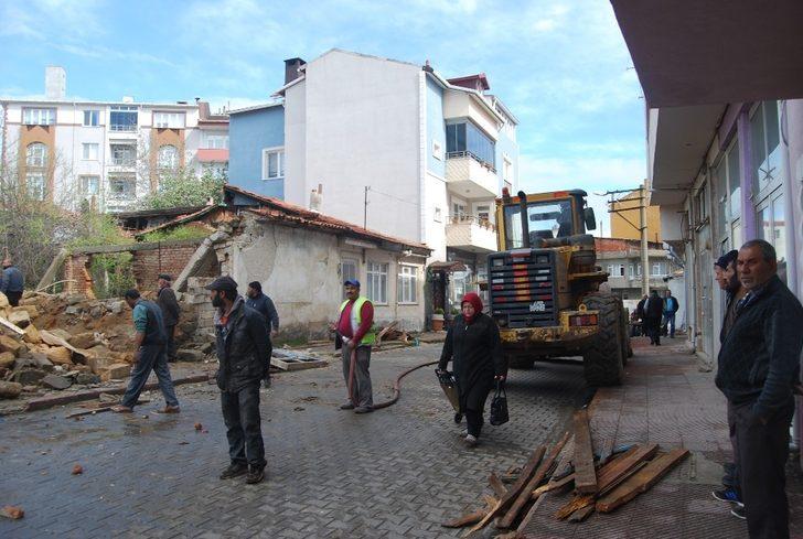 Tehlike saçan metruk ev yıkıldı G3