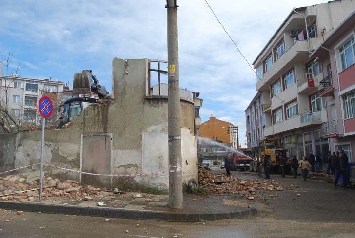 Tehlike saçan metruk ev yıkıldı G4