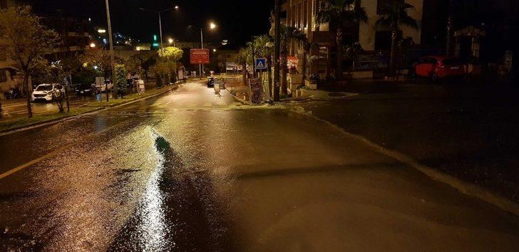 Kuşadası'nı sağnak yağış vurdu! Uyarılar dikkate alınmayınca... G2