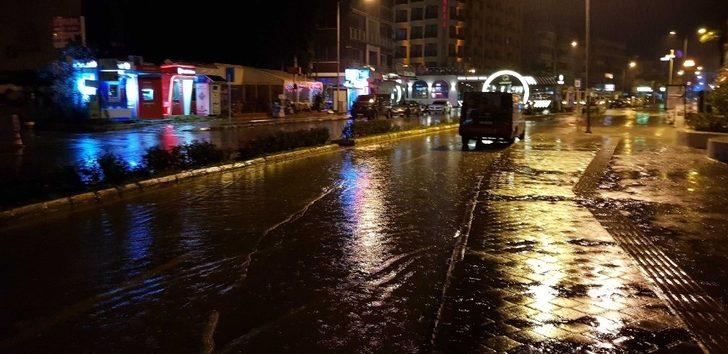 Kuşadası'nı sağnak yağış vurdu! Uyarılar dikkate alınmayınca... G4