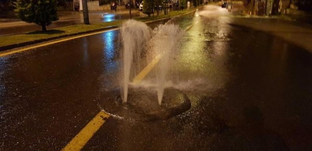 Kuşadası'nı sağnak yağış vurdu! Uyarılar dikkate alınmayınca...