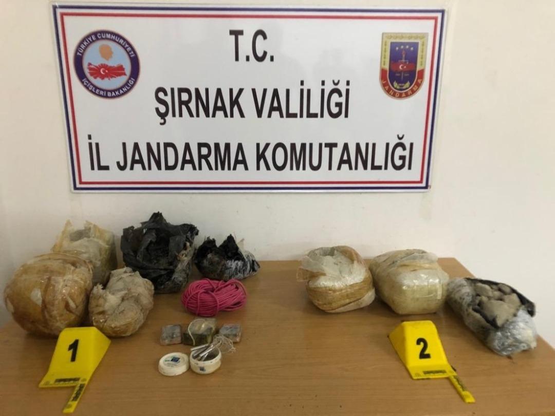 PKK&rsquo;lı ter&ouml;ristlerin yola tuzakladığı 30 kiloluk EYP bulundu