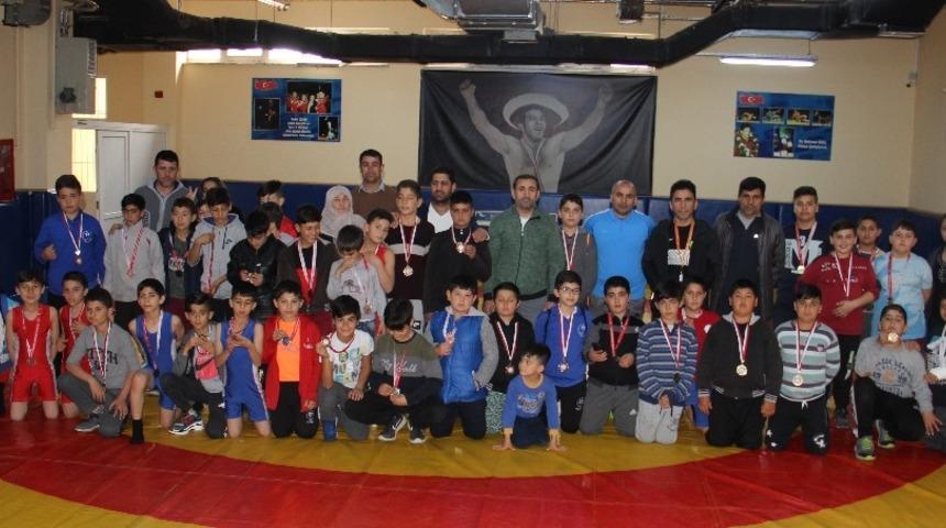 Geleceğin baş pehlivanları mindere çıktı