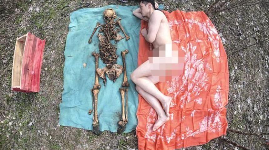 Mezardan &ccedil;ıkardığı babasıyla &ccedil;ıplak poz verdi; Sanat i&ccedil;in!