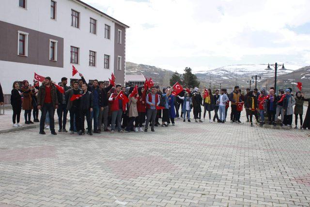 Kavga ihbarına gelen polislerin gününü kutladılar