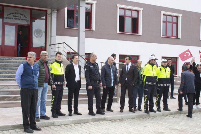 Kavga ihbarına gelen polislerin gününü kutladılar