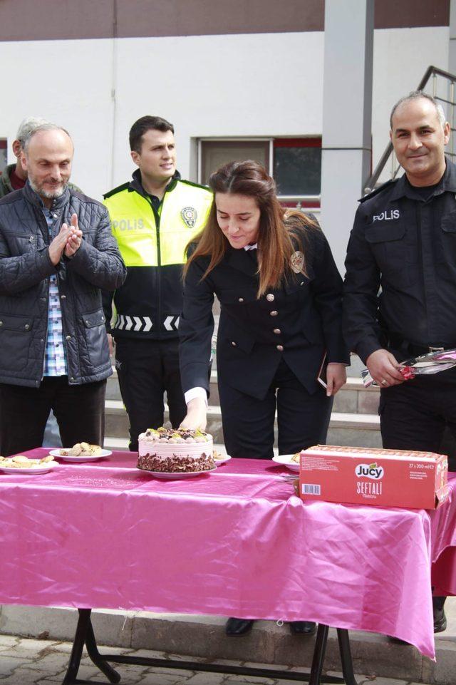 Kavga ihbarına gelen polislerin gününü kutladılar