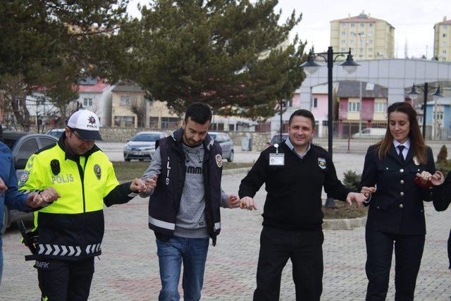 Kavga ihbarına gelen polislerin gününü kutladılar