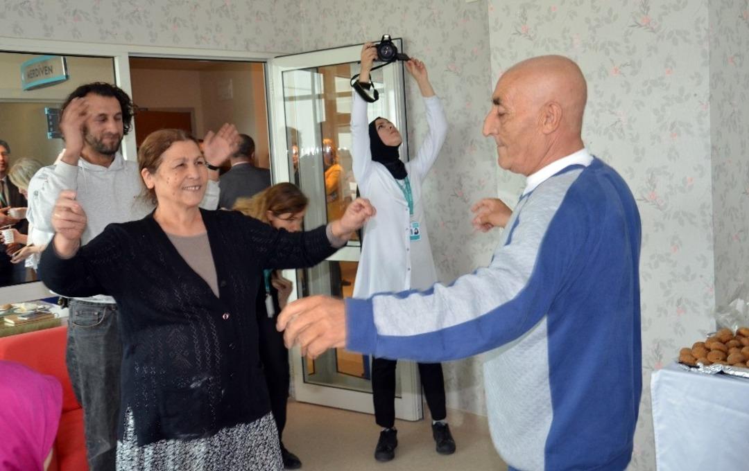 (&Ouml;zel) Onkoloji hastaları g&ouml;n&uuml;llerince eğlenip stres attı