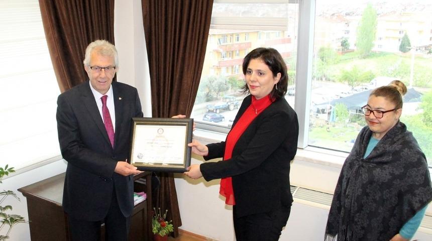 &Ouml;demiş&rsquo;te Başkan Eriş mazbatasını aldı