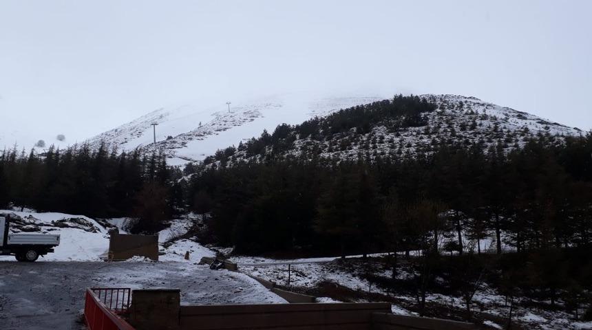 İzmir&rsquo;in zirvelerine Nisan&rsquo;da kar yağdı