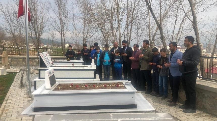 &Ouml;ğrencilerden, polis şehitliğine ziyaret