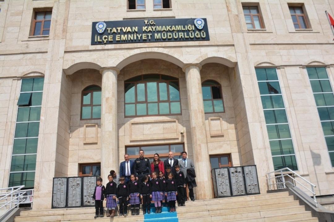 &Ouml;ğrencilerden polis ağabeylerine ziyaret