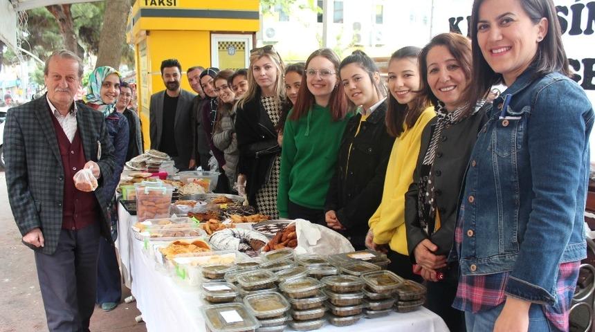 Alaşehir&rsquo;de kardeş okul i&ccedil;in kermes