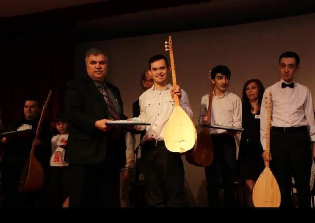 Otizm ve zihinsel engelli &ccedil;ocuklardan m&uuml;zik dinletisi