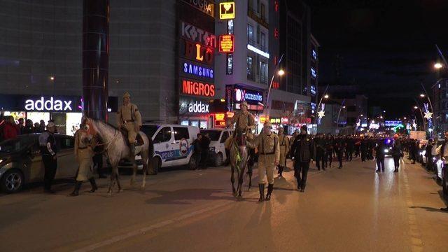 Polislerden Türk Polis Teşkilatı’nın yıl dönümüne özel meşaleli ve atlı yürüyüş