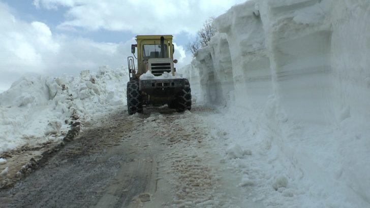 Muş'ta kar 6 metreyi buldu! Aynı yol 8. kez ulaşıma açıldı G4
