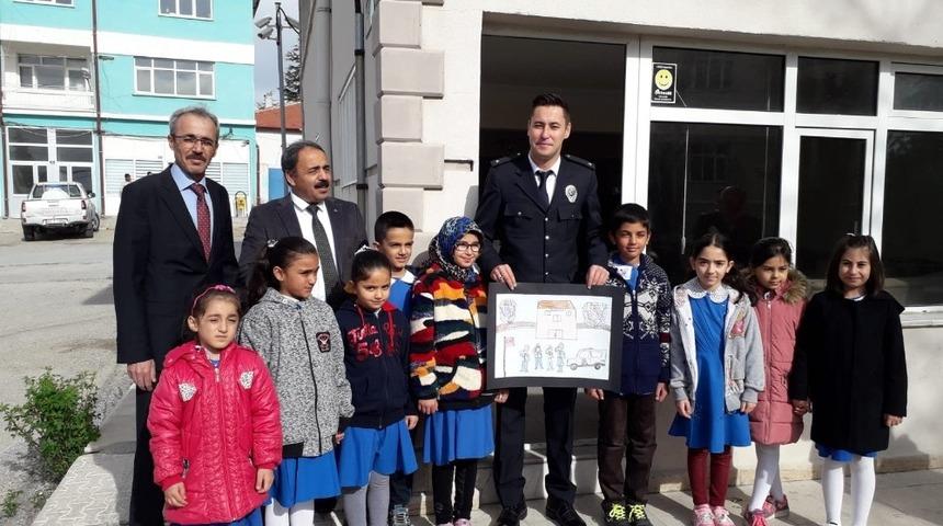 Yunak&rsquo;ta &ouml;ğrencilerden polise ziyaret