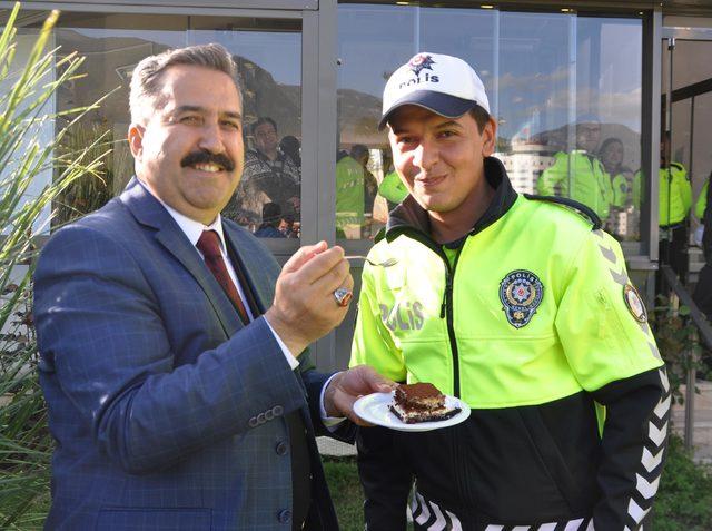 Emniyet müdürünün elinden bir yıl önce muhabir, şimdi polis olarak pasta yedi