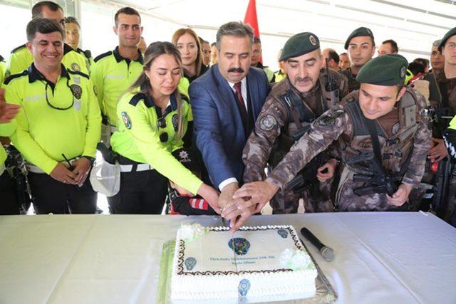 Emniyet müdürünün elinden bir yıl önce muhabir, şimdi polis olarak pasta yedi