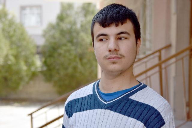 Ahmet,&nbsp;biyonik g&ouml;z ile sevgilisinin y&uuml;z&uuml;n&uuml; g&ouml;rmek istiyor 1