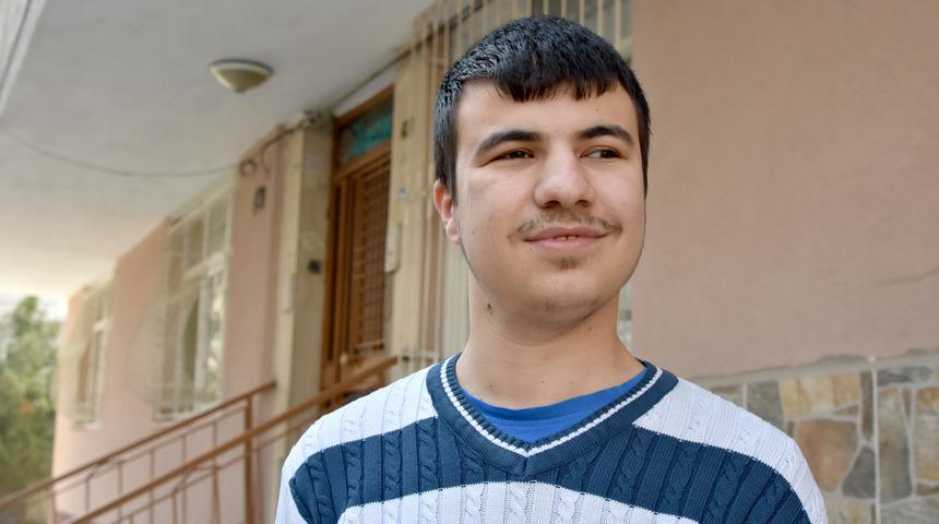 Ahmet,&nbsp;biyonik g&ouml;z ile sevgilisinin y&uuml;z&uuml;n&uuml; g&ouml;rmek istiyor