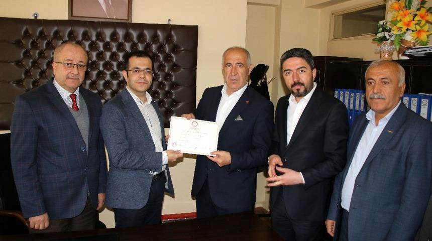 Hekimhan Belediye Başkanı Karadağ mazbatasını aldı