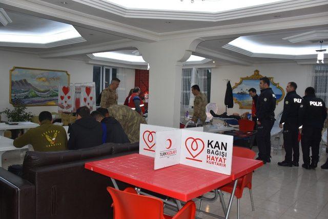 Kahta’da jandarma ve polisler kan bağışında bulundu