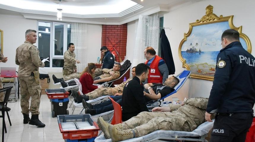 Kahta&rsquo;da jandarma ve polisler kan bağışında bulundu