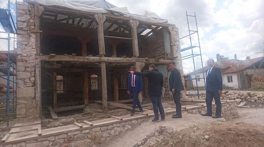 Aslanapa&rsquo;da tarihi camiinin restorasyon &ccedil;alışması devam ediyor