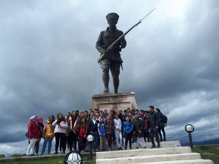 98 okuldan binlerce öğrenci Dumlupınar Şehitliği’ni ziyaret edecek G2