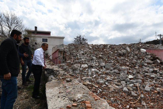 Tunceli’de 80 yıllık riskli binanın yıkımına başlandı