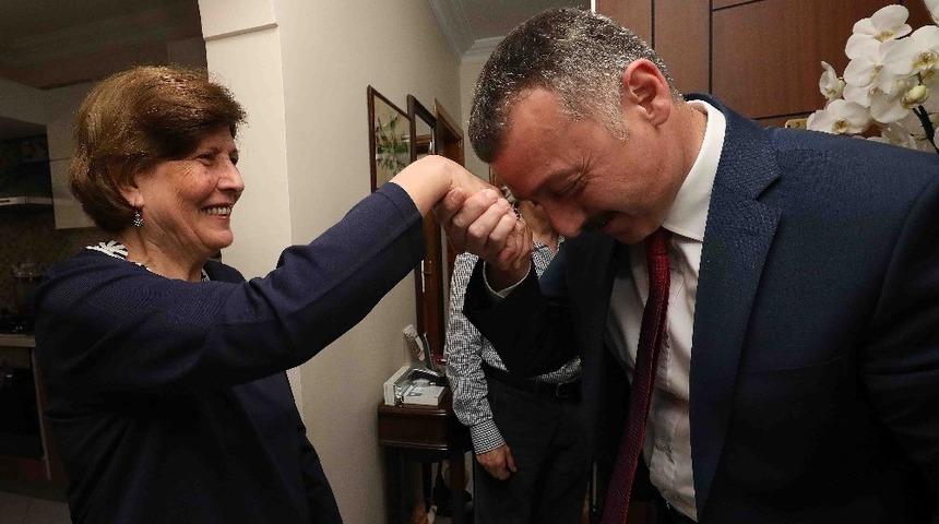 İlkokul &ouml;ğretmeninin elini &ouml;pt&uuml;, duasını aldı