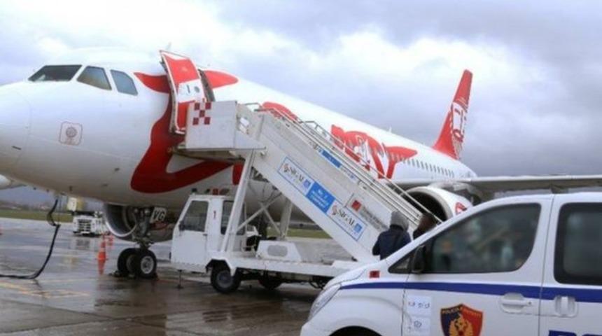 Havalimanında soyguncular piste girip uçağı soydu